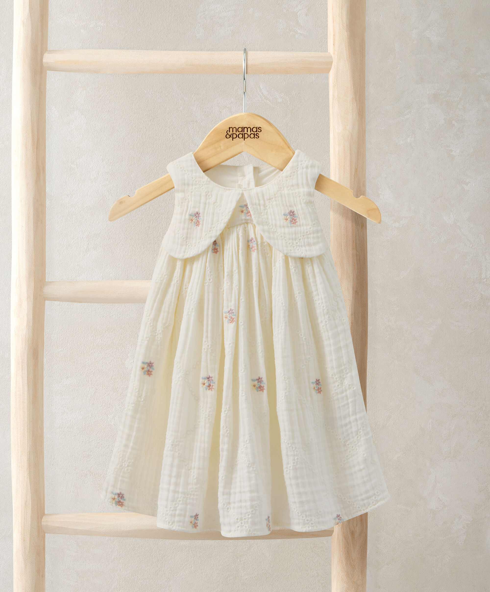 مجموعة هدايا فستان مطرز بتفاصيل فيونكة مع لعبة خروف ناعمة وبطانية شينيل، 4 قطع image number 3